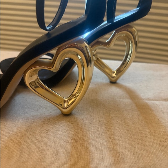 Elegant high end Black suede strap with Gold metal heart heels Never worn! - Picture 3 of 7